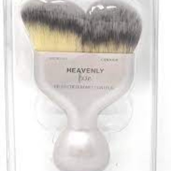 it cosmetics Other - IT Cosmetics Heavenly Luxe Hello Cheekbones Contour Brush NWT